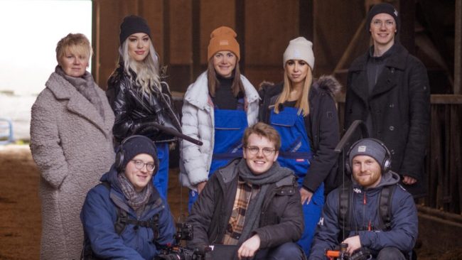 Gummistiefel statt High Heels: Influencerinnen im Stall