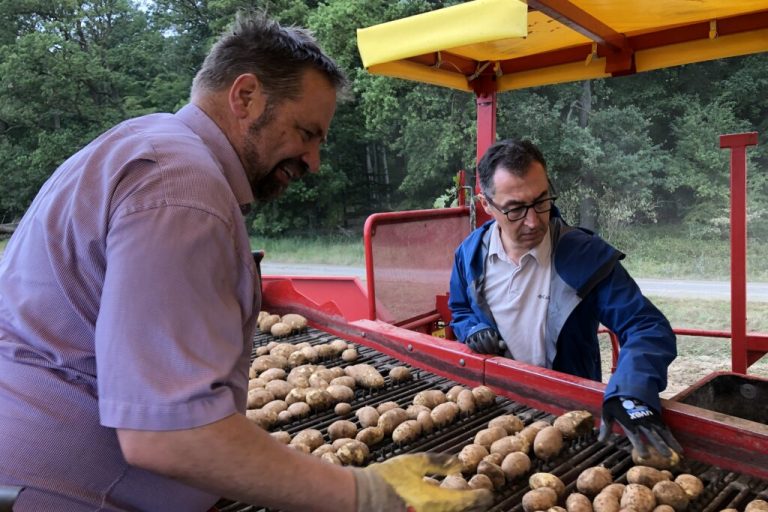 Özdemir packt beim Landvolkpräsidenten mit an