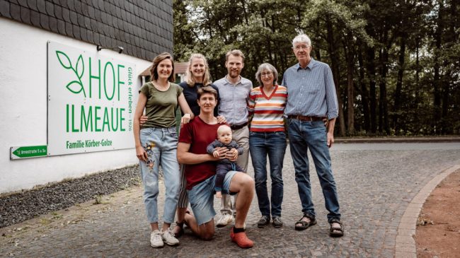 Mit roten Crocs das Gelbe vom Ei direkt vermarkten