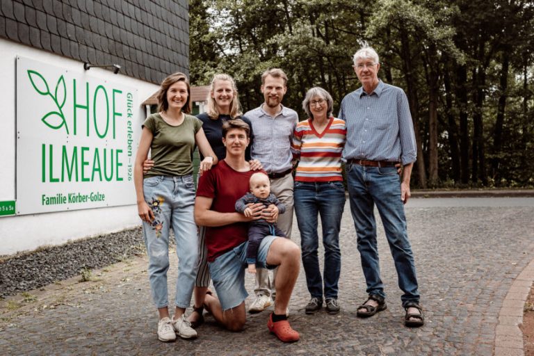 Mit roten Crocs das Gelbe vom Ei direkt vermarkten