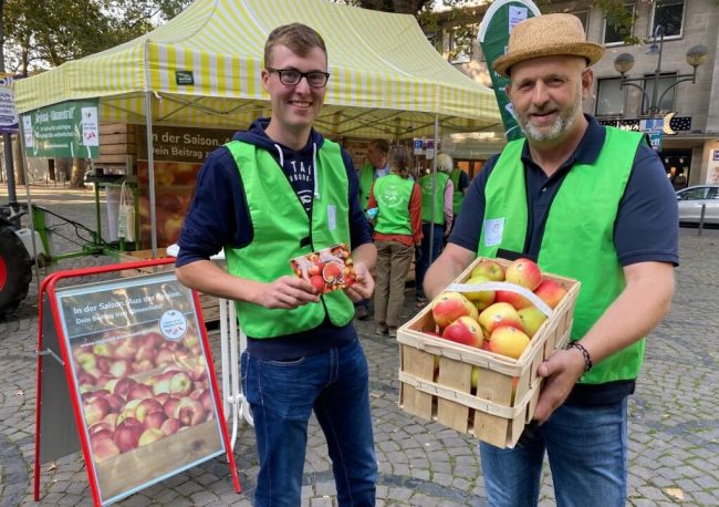 Apfelverteilaktion: Reinbeißen und Neues lernen