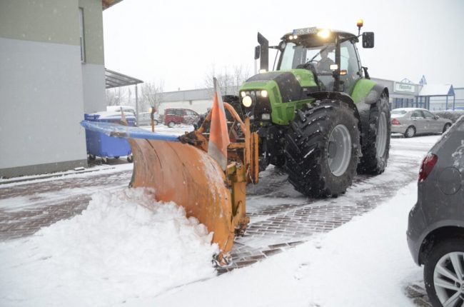 Landwirte sorgen im Winterdienst für freie Wege