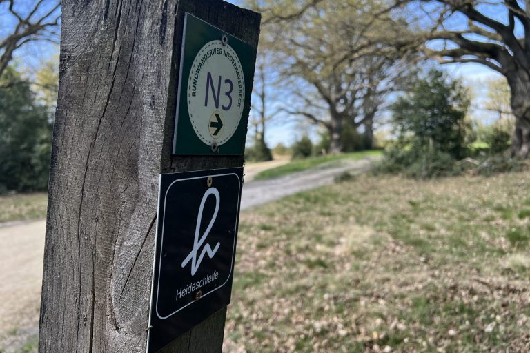 Wegweiser-Pfad-Heideschleife-Haverbeeke-2-ccbysa-foto©bispingen-touristik.