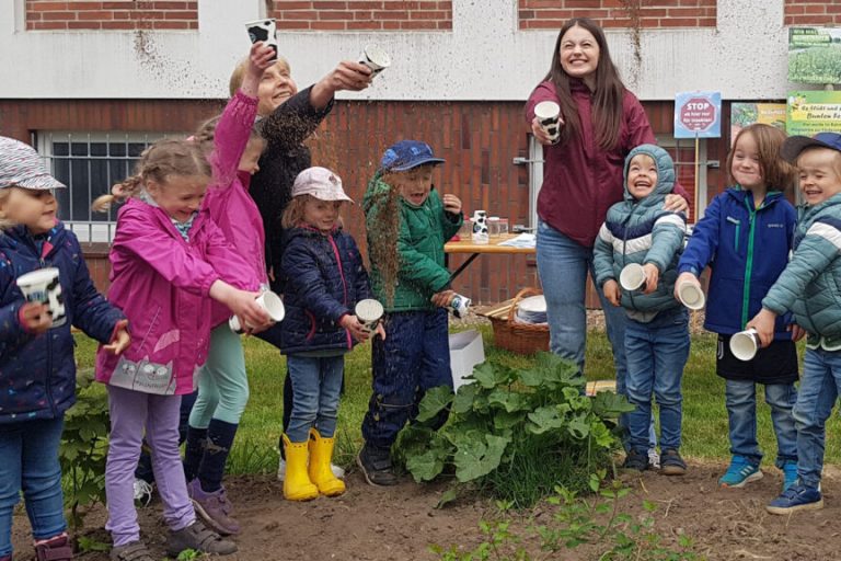 Bienenfreunde legen bunte Blühstreifen an