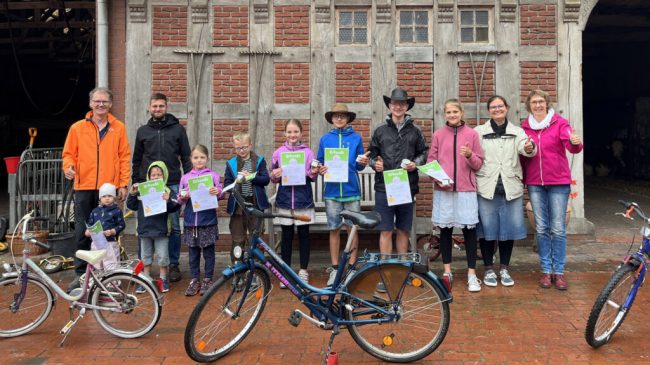 Radfahren lernen in den Ferien auf dem Bauernhof