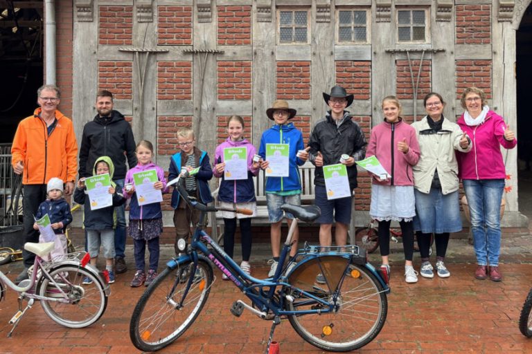 Radfahren lernen in den Ferien auf dem Bauernhof
