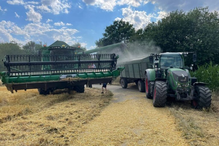 Manche Erntemaschinen machen sich breit