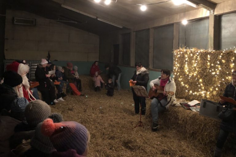 Lebendiger Adventskalender auf dem Bauernhof