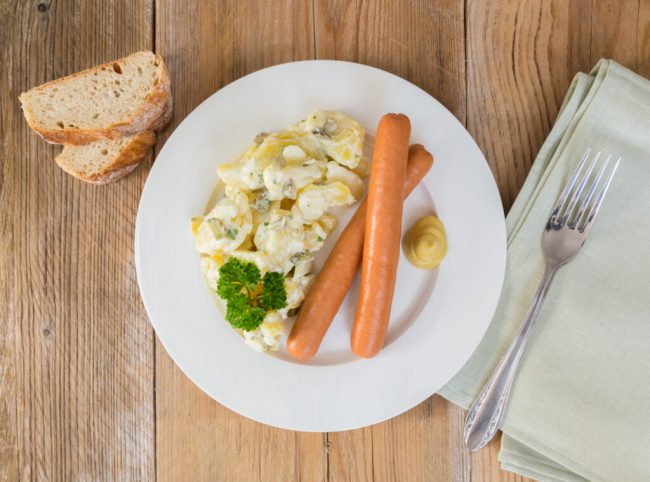 Kartoffelsalat mit Würstchen sind Heiligabend der Hit
