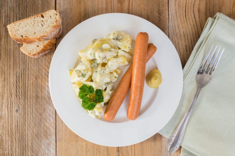 Kartoffelsalat mit Würstchen sind Heiligabend der Hit