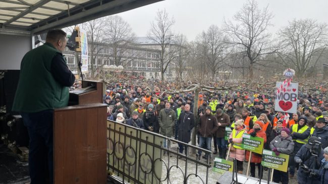 Kundgebung in Hannover mit mehr als 5000 Teilnehmern – 3000 Trecker auf den Straßen
