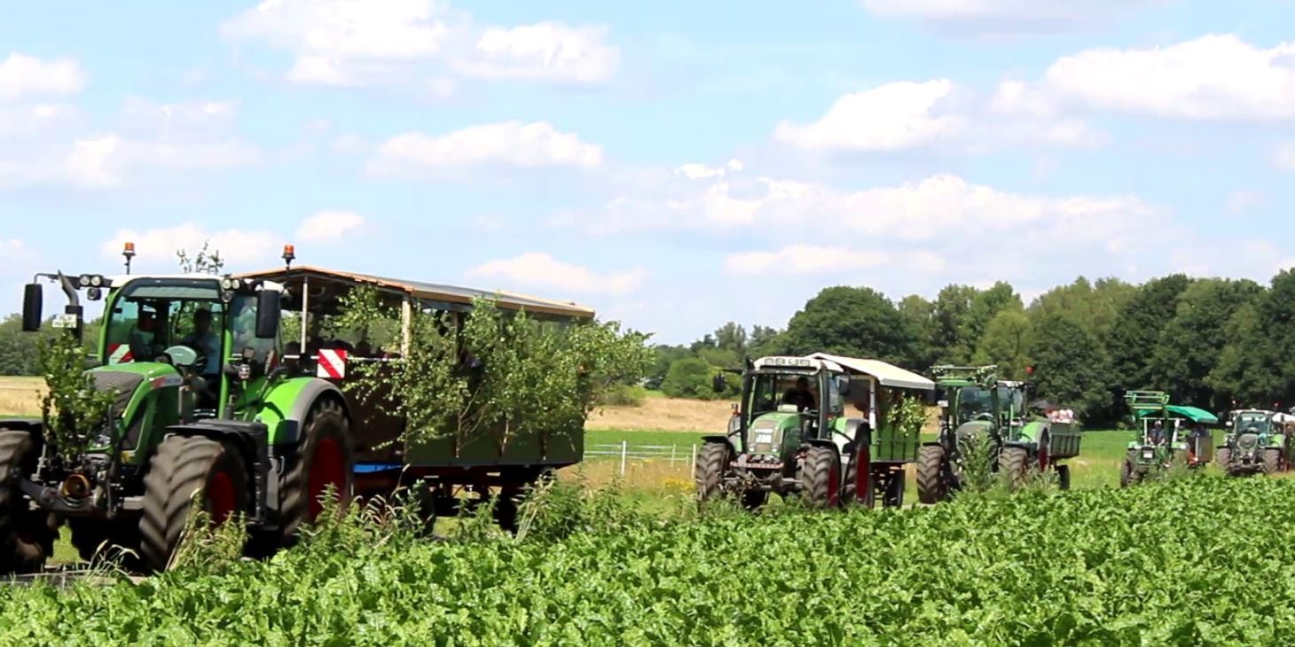 Feldrundfahrt-trecker