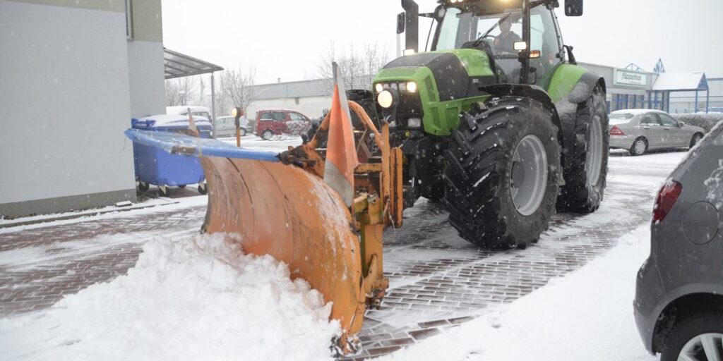 Landwirte sorgen im Winterdienst für freie Straßen