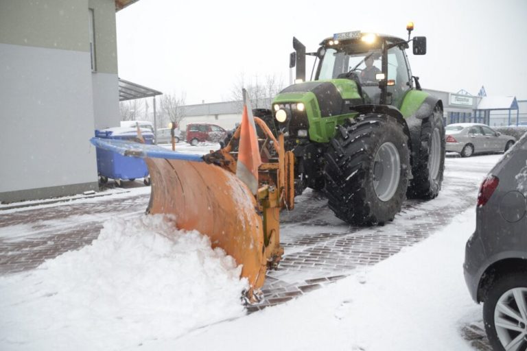 Landwirte sorgen im Winterdienst für freie Straßen