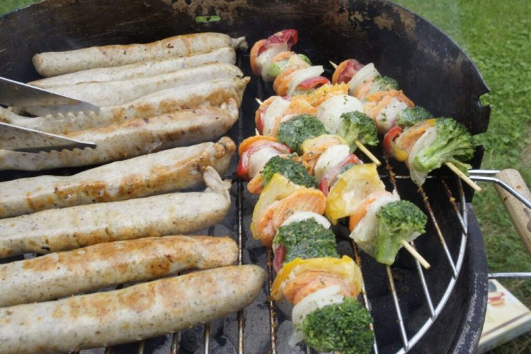 Beim Kirchentag kommt auch die Wurst auf den Grill