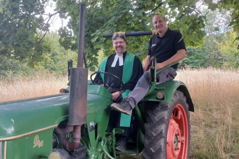 Wenn der Pastor mit dem Trecker zum Gottesdienst fährt…