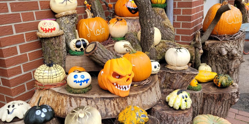 Hofläden bieten Kürbisse in allen Formen und Farben